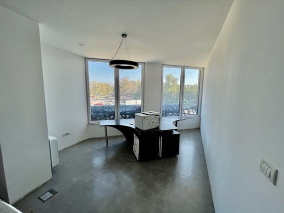 деловен простор во непосредна близина на EAST GATE