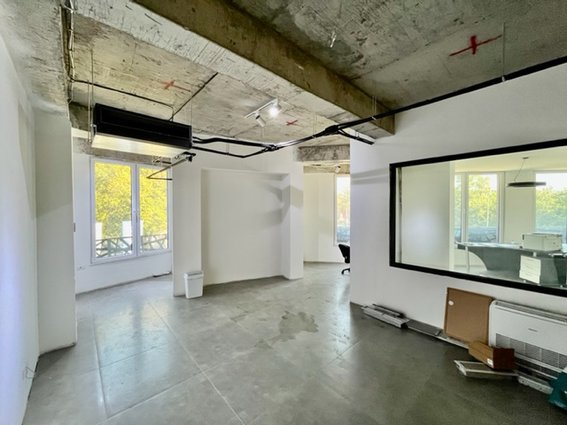 деловен простор во непосредна близина на EAST GATE