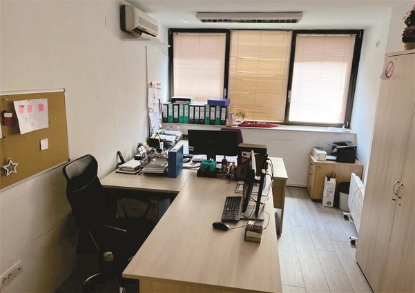 Centar 171m2 kancelarii vo delovna zgrada