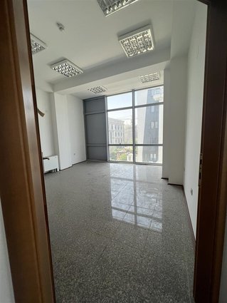 Centar delovna zgrada 166m2 i 330m2 kancelarii