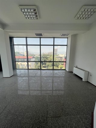 Centar delovna zgrada 166m2 i 330m2 kancelarii