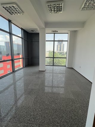 Centar delovna zgrada 166m2 i 330m2 kancelarii