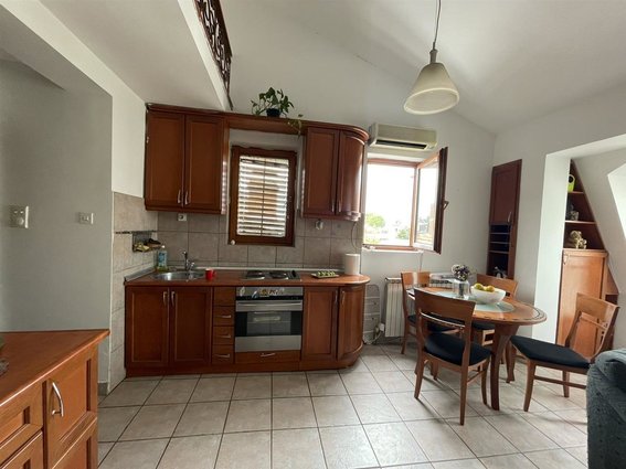 Kozle opremen stan so edna spalna