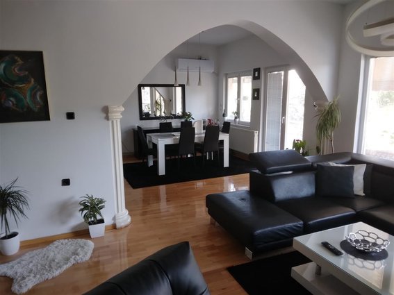 Centar pozadi Univerzalna 134m2