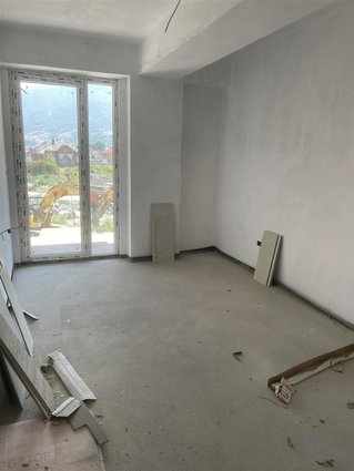 Se prodava stan 86m2 na 1vi kat