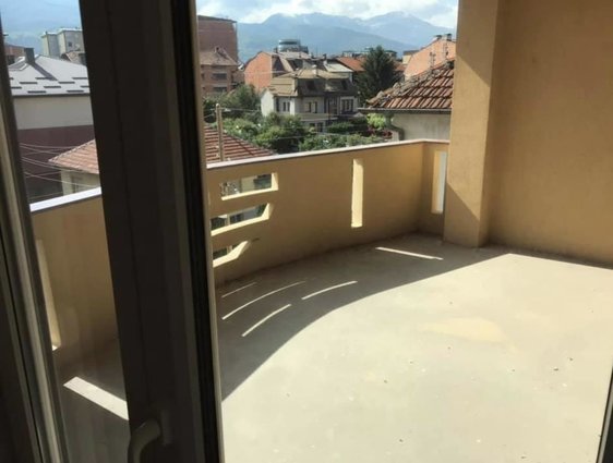 Kuka so 3 vleza so 500 m/2 zemjiste pod zgrada