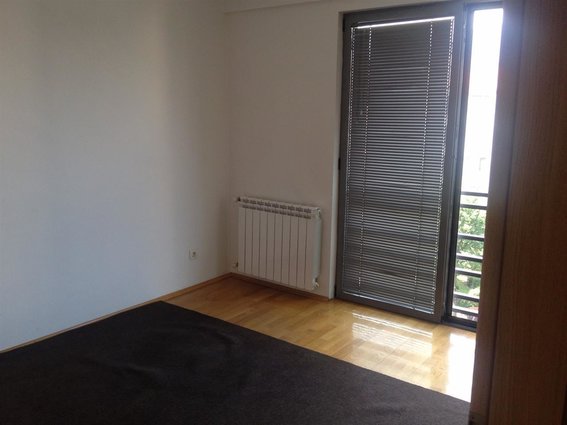 Se izdava prazen stan vo Debar Maalo