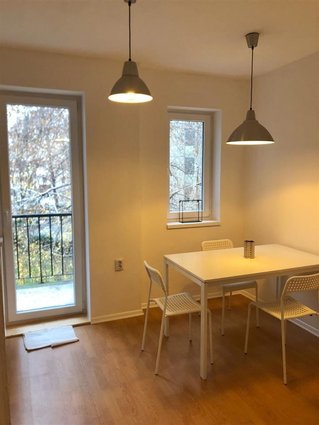 Se izdava stan 56m2 prvi kat pozadi Sobranie
330евра