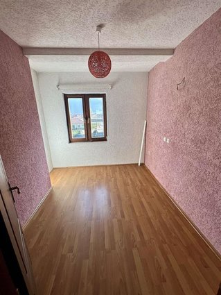 Shitet shtepi 290m2 me lokal ne rr.Mara Ugrinova