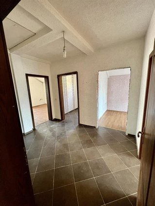 Shitet shtepi 290m2 me lokal ne rr.Mara Ugrinova