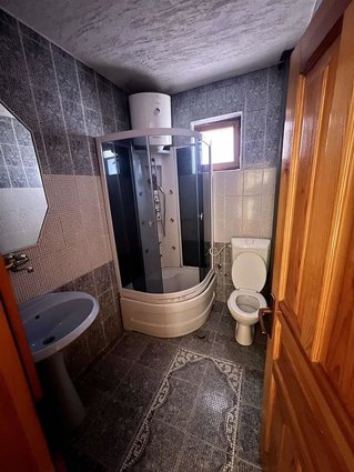 Shitet shtepi 290m2 me lokal ne rr.Mara Ugrinova