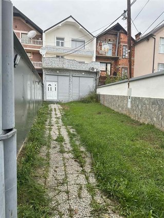 Se prodava kukja vo Vrapciste 335m/ + 28m2 dvor