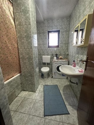 Se prodava stan 50 m/2 +3 m/2 podrum na 2-kat