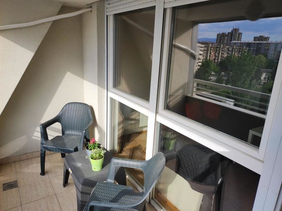 SE IZDAVA TOP STAN 55 M2 AMERIKAN KOLEDZ