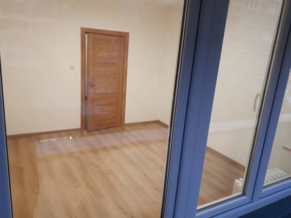 Centar plostad 80m2 renoviran stan za kancelarii