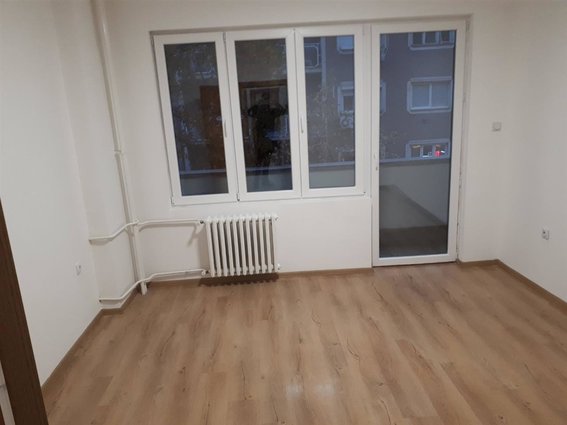 Centar plostad 80m2 renoviran stan za kancelarii