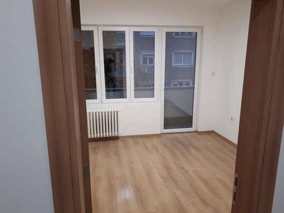 Centar plostad 80m2 renoviran stan za kancelarii