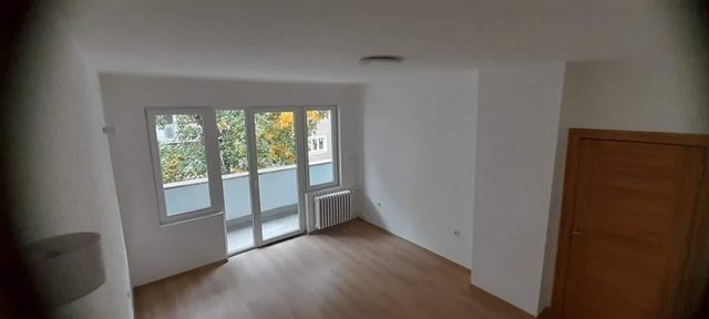 Centar plostad 80m2 renoviran stan za kancelarii