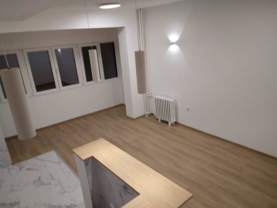 Centar plostad 80m2 renoviran stan za kancelarii