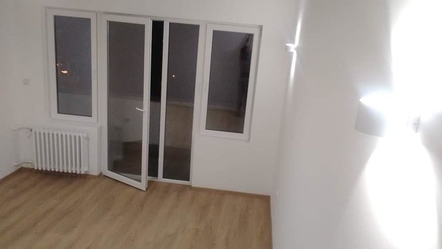 Centar plostad 80m2 renoviran stan za kancelarii