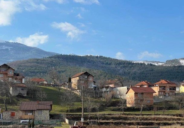 Shitet vend 722m2 ne afersi te hyrjes ne Zdunje