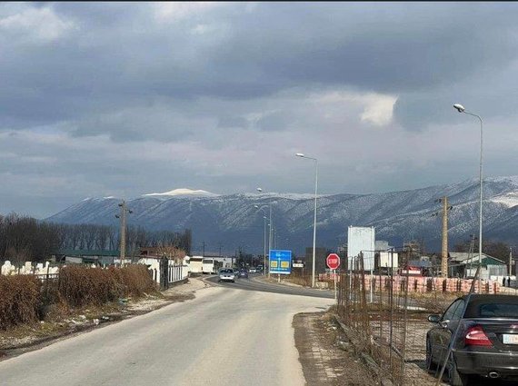 Shitet vend 722m2 ne afersi te hyrjes ne Zdunje