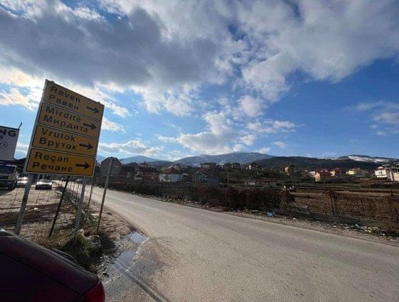 Shitet vend 722m2 ne afersi te hyrjes ne Zdunje