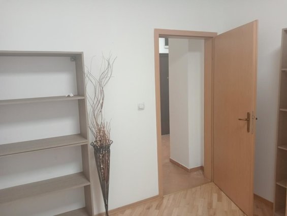 CENTAR UL 11 OKTOMVRI 140M2 SE IZDAVA