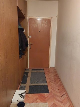 СЕ ПРОДАВА ТРОСОБЕН 81М2 СТАН ВО ХРОМ