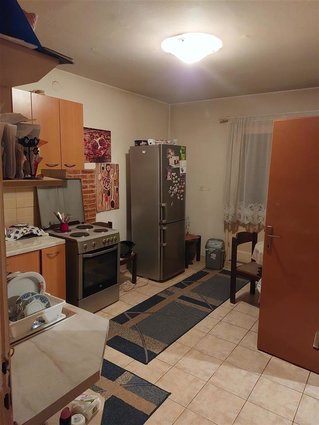 СЕ ПРОДАВА ТРОСОБЕН 81М2 СТАН ВО ХРОМ