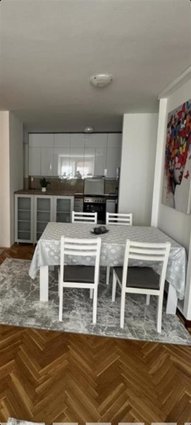 CENTAR SE IZDAVA NOVONAMESTEN STAN 72m2