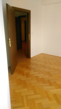 Se izdava prazen dvosoben stan vo Kozle