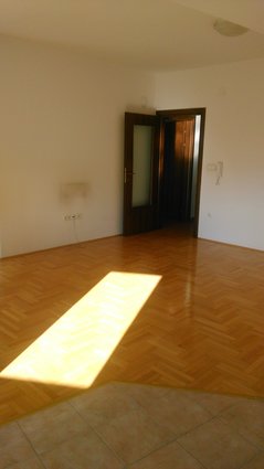 Se izdava prazen dvosoben stan vo Kozle