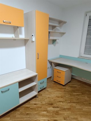 Centar katolicka trosoben opremen stan