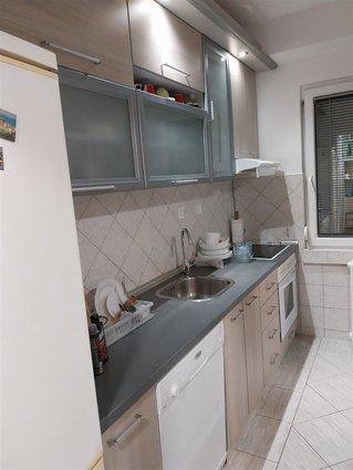 N.Lisice 70m2 trosoben opremen stan