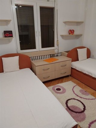 N.Lisice 70m2 trosoben opremen stan