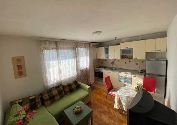 Се продава наместен стан 42м2,Аеродорм