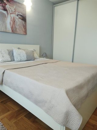 Се изнјамува модерно уреден стан во Центар