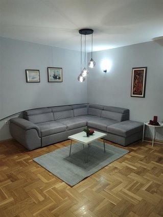 Се изнјамува модерно уреден стан во Центар