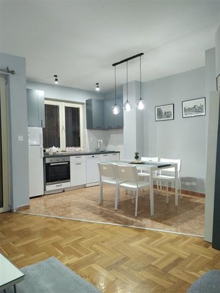 Се изнјамува модерно уреден стан во Центар