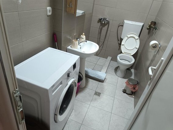 SE IZDAVA POZADI SIMPO CRNICHE 42m2