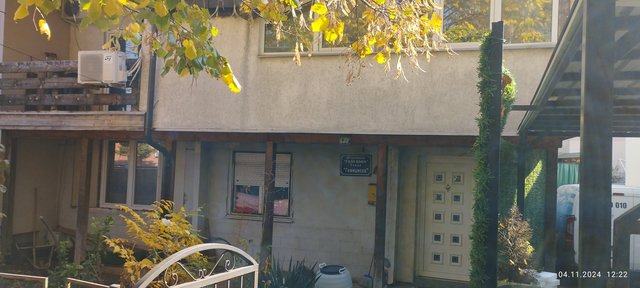 Se prodava kukja so dvorno mesto 330m2