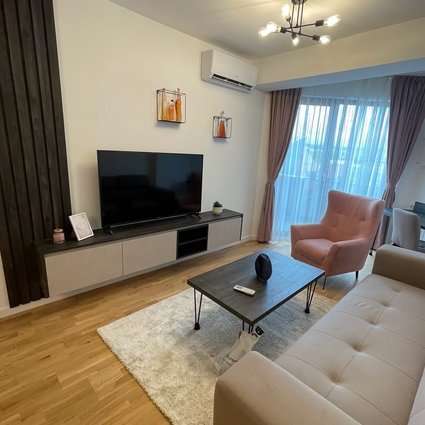 Izdavam nov, namesten stan. Ich vermiete eine neue, voll möblierte Wohnung. I'm renting a new, fully furnished apartment