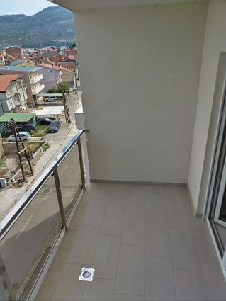 Се изнајмува трособен стан во Охрид на долг период