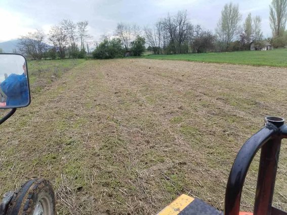 Продавам нива - плац од 1096 м2 во Долно Лисиче 