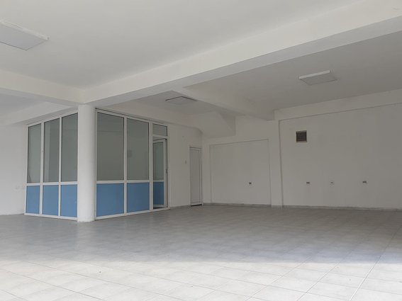 комерцијален Деловен простор во Сингелиќ Ченто, одлична локација на главниот пат.