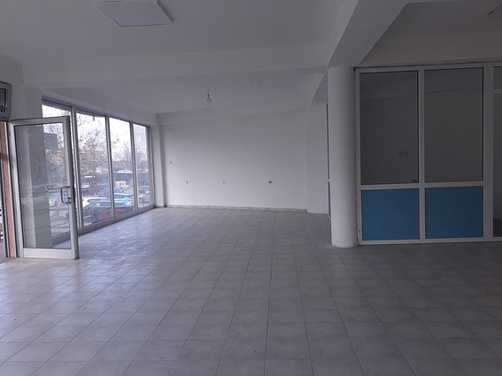 комерцијален Деловен простор во Сингелиќ Ченто, одлична локација на главниот пат.
