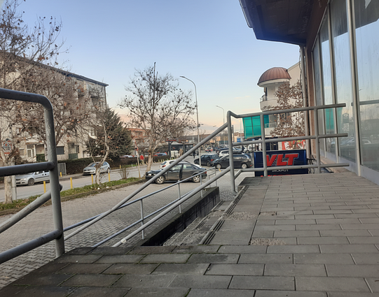комерцијален Деловен простор во Сингелиќ Ченто, одлична локација на главниот пат.