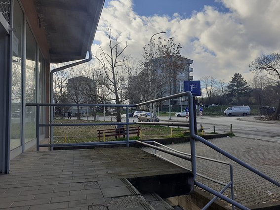 комерцијален Деловен простор во Сингелиќ Ченто, одлична локација на главниот пат.
