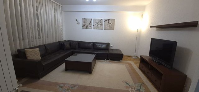 Se izdava trosoben stan vo Topnasko pole